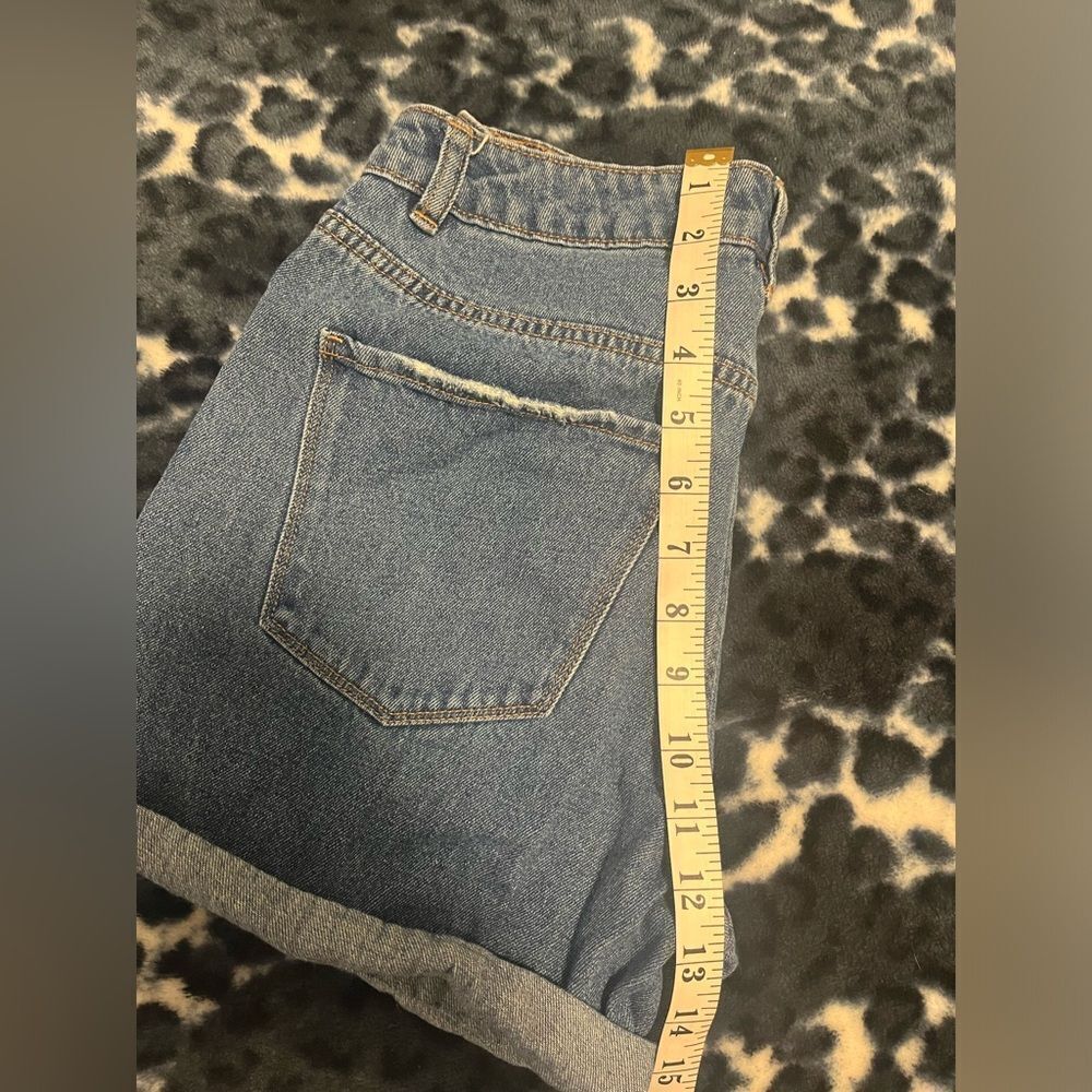 Vero Moda Casual High-Rise Shorts - Picture 2 of 3